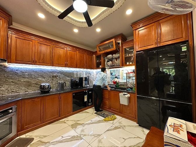 Cho thuê căn shophouse 1T3L khu Văn Hoa Villa, đầy đủ nội thất gỗ 