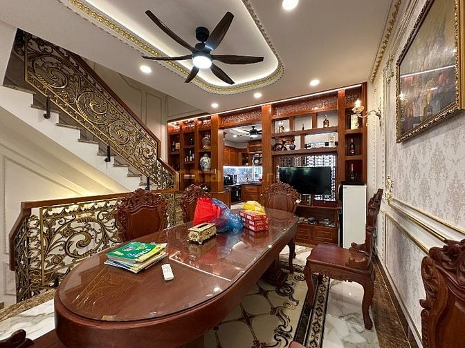 Cho thuê căn shophouse 1T3L khu Văn Hoa Villa, đầy đủ nội thất gỗ 