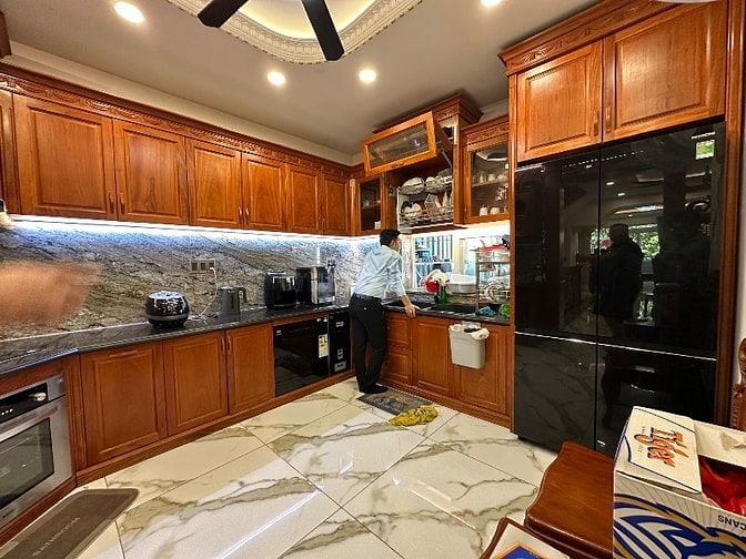 Cho thuê căn shophouse 1T3L khu Văn Hoa Villa, đầy đủ nội thất gỗ 