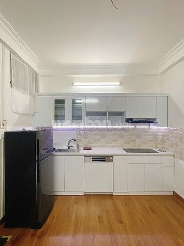 Cho thuê nhà đủ nội thất, 25m*5 tầng, phố Vọng, HBT, Hà Nội. Giá 10tr