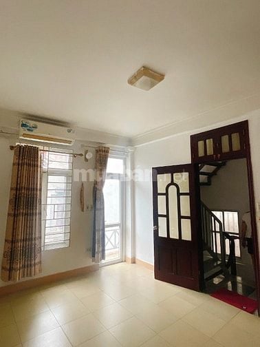 Cho thuê nhà đủ nội thất, 25m*5 tầng, phố Vọng, HBT, Hà Nội. Giá 10tr