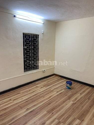 Cho thuê căn hộ tập thể Giảng Võ, diện tích 60m2, 3 phòng, sàn gô