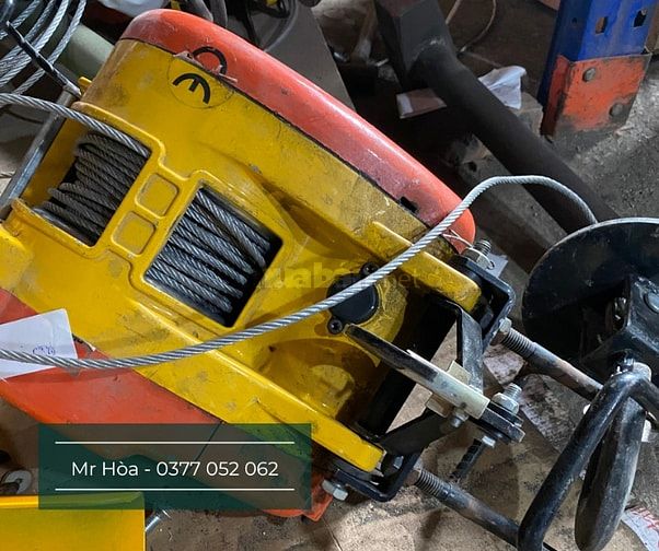 Thợ sửa tời treo nâng hạ bị cháy có mặt luôn