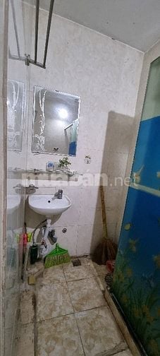Chính chủ Cho thuê căn hộ tập thể Trung tự 60m2, 3 phòng + Bếp +WC, gầ