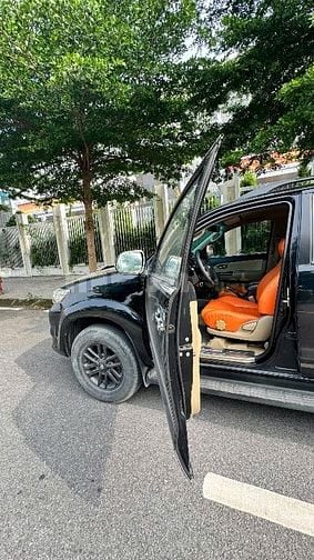 Toyota Fortuner 2.5G màu đen máy DẦU 2016 biển 30E/5 số
