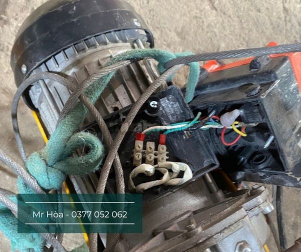 Thợ sửa tời treo nâng hạ bị cháy có mặt luôn