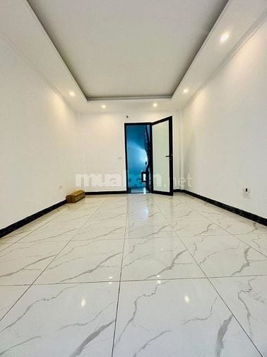  Bán nhà phố Đức Giang 30m2-5tầng-3 phòng ngủ- 5.4 tỷ, gần ô tô tránh