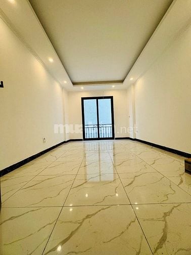  Bán nhà phố Đức Giang 30m2-5tầng-3 phòng ngủ- 5.4 tỷ, gần ô tô tránh