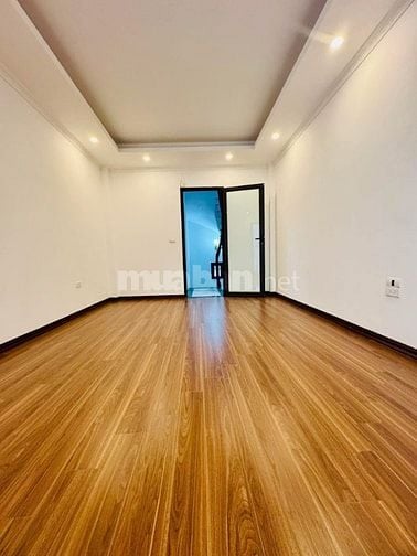  Bán nhà phố Đức Giang 30m2-5tầng-3 phòng ngủ- 5.4 tỷ, gần ô tô tránh