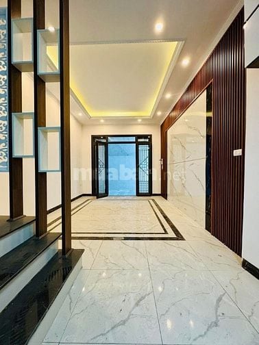  Bán nhà phố Đức Giang 30m2-5tầng-3 phòng ngủ- 5.4 tỷ, gần ô tô tránh