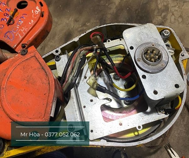 Thợ sửa tời treo nâng hạ bị cháy có mặt luôn