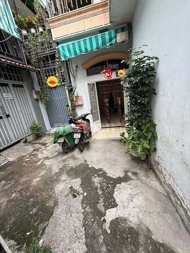 Bán nhà ngay đại học luật quận 4 tphcm giáp ranh quận 1 