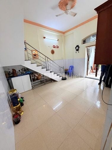 Bán nhà ngay đại học luật quận 4 tphcm giáp ranh quận 1 