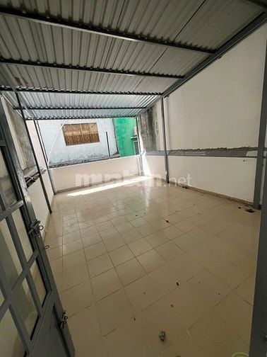 Cho thuê nhà mặt tiền D(ường số 17(khu Bình Phú) P.10, Q.6 giá 17tr