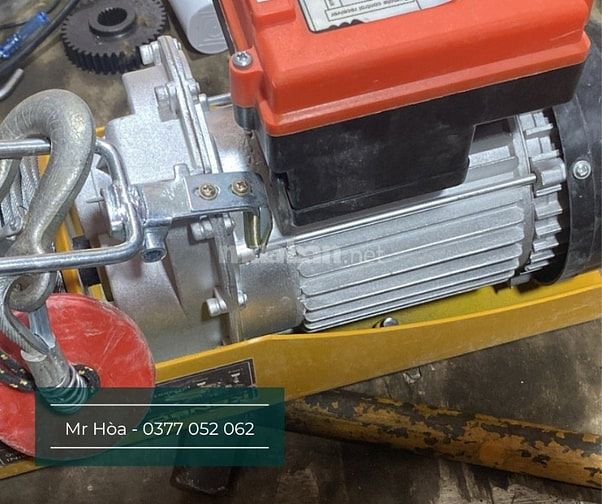 Thợ sửa tời treo nâng hạ bị cháy có mặt luôn