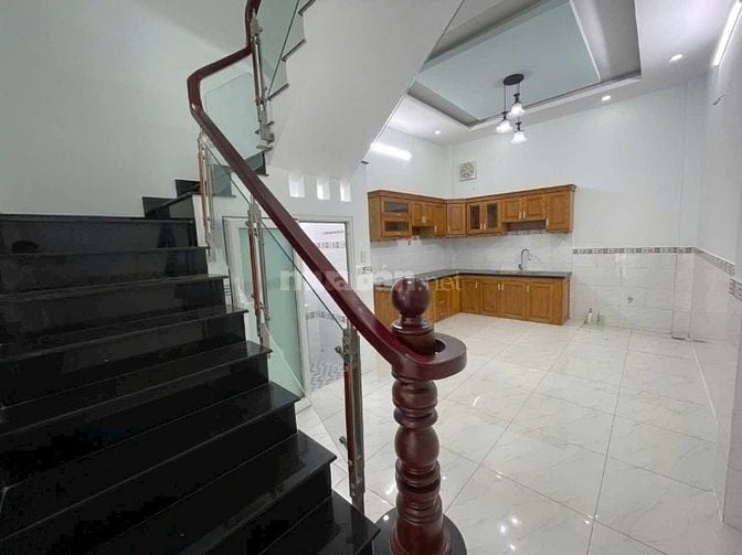 Nhà 3 tầng mái đúc 4 phòng ngủ siêu thoáng mát, sân trước sau, ngay ch