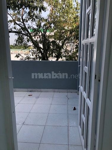 Nhà 3 tầng mái đúc 4 phòng ngủ siêu thoáng mát, sân trước sau, ngay ch