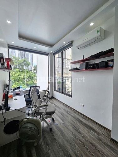 Tôi bán nhà Hai Bà Trưng giá 4,5 Tỷ, 18m x5 Tầng. Cách phố 20m
