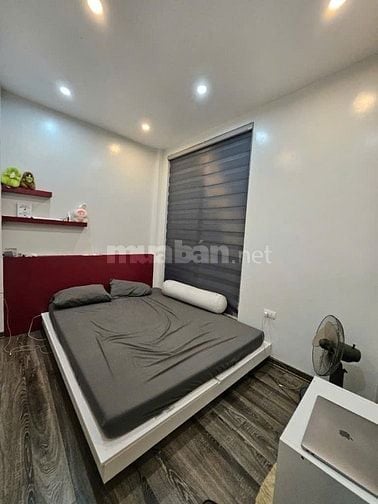 Tôi bán nhà Hai Bà Trưng giá 4,5 Tỷ, 18m x5 Tầng. Cách phố 20m