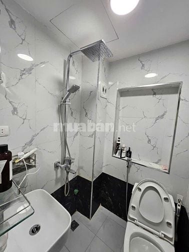 Tôi bán nhà Hai Bà Trưng giá 4,5 Tỷ, 18m x5 Tầng. Cách phố 20m
