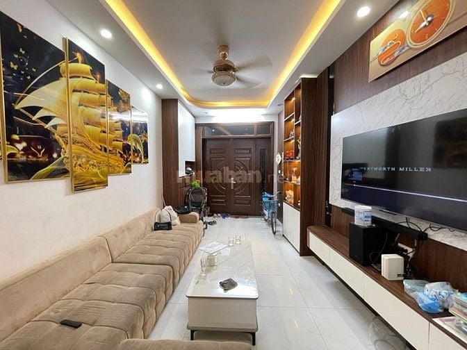 Bán nhà phố Ngọc Thụy 38m2- 5 tầng- 3 phòng ngủ-8 tỷ, gần tr.Việt Pháp