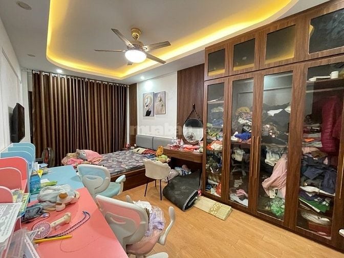 Bán nhà phố Ngọc Thụy 38m2- 5 tầng- 3 phòng ngủ-8 tỷ, gần tr.Việt Pháp