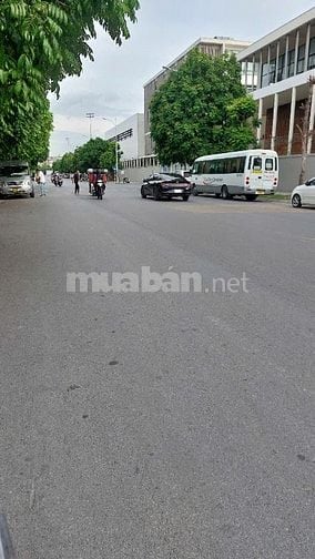 Bán nhà phố Ngọc Thụy 38m2- 5 tầng- 3 phòng ngủ-8 tỷ, gần tr.Việt Pháp