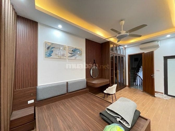 Bán nhà phố Ngọc Thụy 38m2- 5 tầng- 3 phòng ngủ-8 tỷ, gần tr.Việt Pháp