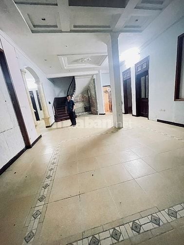 CC Mời thuê Bt Văn Cao-giáp Hồ Tây 170m2x4,5t Oto sân vườn.