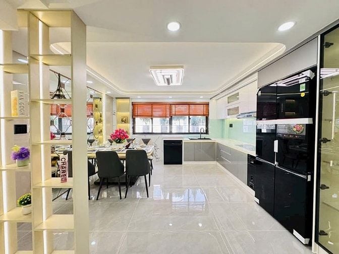 Đi nước ngoài định cư bán gấp nhà ở đường Trần Hưng Đạo, phường 11, qu