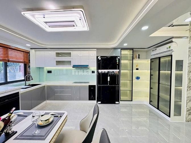 Đi nước ngoài định cư bán gấp nhà ở đường Trần Hưng Đạo, phường 11, qu
