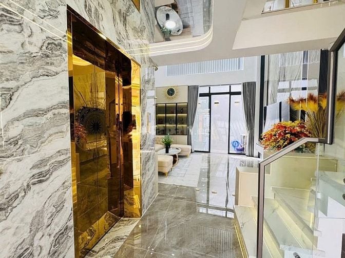 Đi nước ngoài định cư bán gấp nhà ở đường Trần Hưng Đạo, phường 11, qu