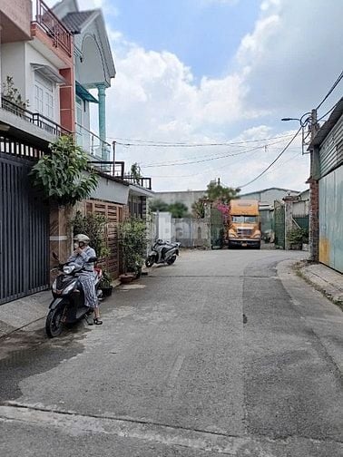 Kẹt tiền cần bán gấp nhà gần chợ Bình Chánh giá 2 tỷ 300 triệu