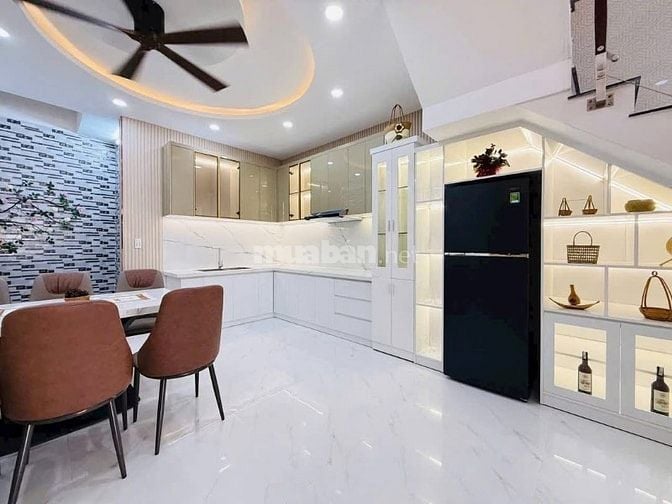 Đi nước ngoài định cư bán gấp nhà ở đường Nguyễn Thượng Hiền, phường 1