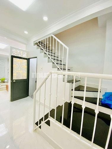 HẺM 4M.SỔ HỒNG RIÊNG. TIỆN KINH DOANH . GẦN MẶT TIỀN.