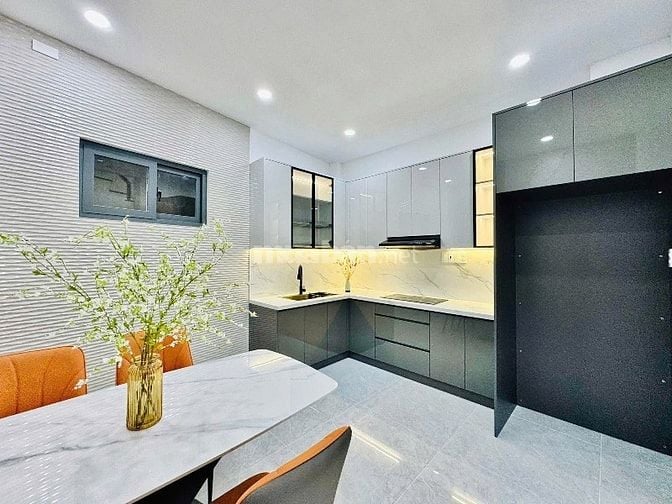 Chính chủ Ngộp vốn bán nhanh nhà ngay Lê Văn Sỹ,Quận 3 chỉ 2tỷ750 SHR 