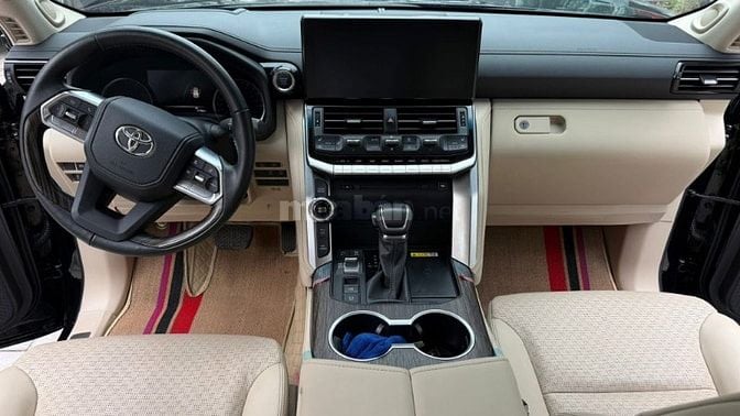Bán Toyota Land Cruiser LC300, đăng ký 2025, xe mới 99%.