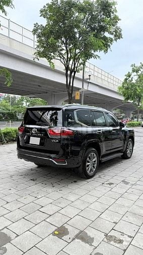 Bán Toyota Land Cruiser LC300, đăng ký 2025, xe mới 99%.