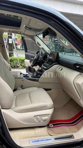 Bán Toyota Land Cruiser LC300, đăng ký 2025, xe mới 99%.