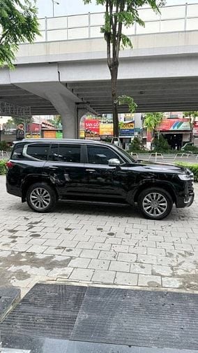 Bán Toyota Land Cruiser LC300, đăng ký 2025, xe mới 99%.