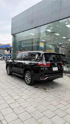 Bán Toyota Land Cruiser LC300, đăng ký 2025, xe mới 99%.