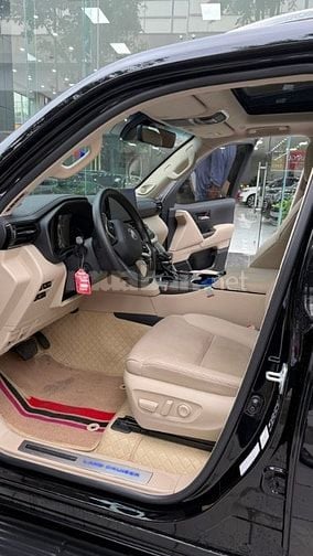 Bán Toyota Land Cruiser LC300, đăng ký 2025, xe mới 99%.