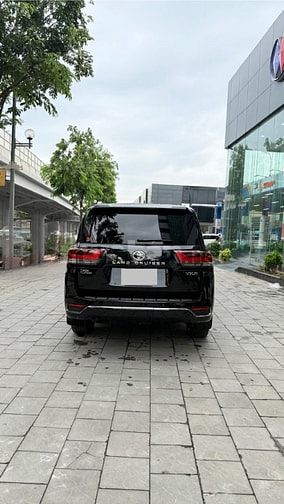 Bán Toyota Land Cruiser LC300, đăng ký 2025, xe mới 99%.