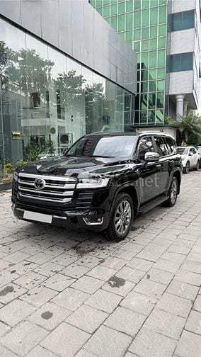Bán Toyota Land Cruiser LC300, đăng ký 2025, xe mới 99%.