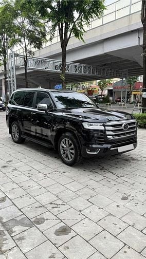 Bán Toyota Land Cruiser LC300, đăng ký 2025, xe mới 99%.