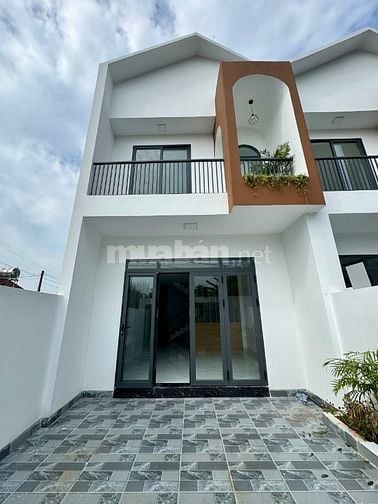 Cần tiền bán gấp nhà lầu xây mới giảm sâu 100 triệu 