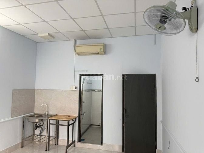 Phòng thoáng sạch sẽ , đầy đủ 