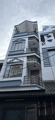 Phòng thoáng sạch sẽ , đầy đủ 