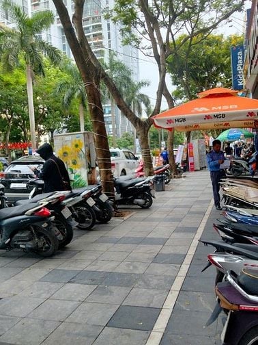 Cho thuê 90m2, đầu phố Nguyễn Khuyến, đường 36m, hè 8m, sầm uất