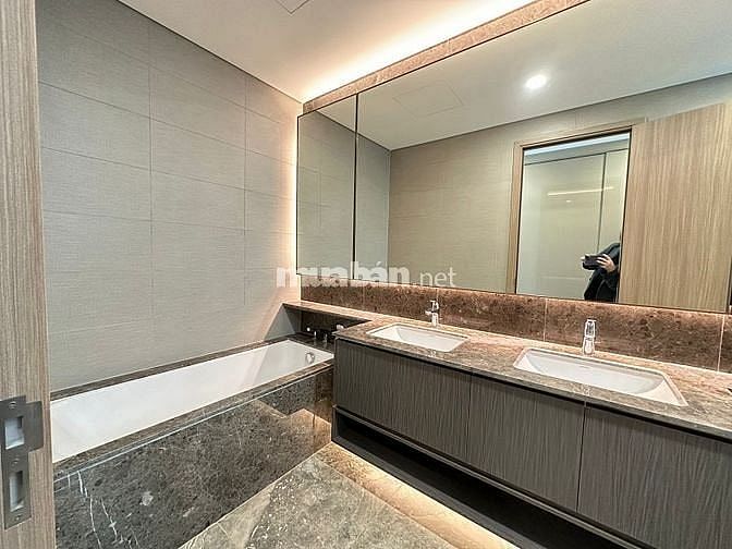 Cần bán căn hộ  góc 3 PN CC Thủy Lợi, DT: 132m2, sổ hồng, giá: 6 tỷ